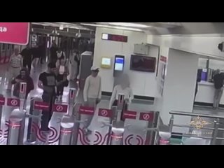 В московском метро кавказец решил проехать зайцем пытался пройти за русской девушкой. Когда она преградила..