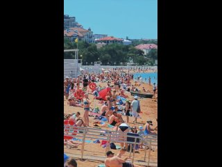 Всего лишь второй день лета в Геленджике, а людей на пляже уже так много 👀

Видео..