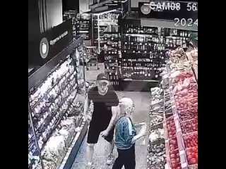 Челябинец пырнул ножом сотрудника московского супермаркета 

Инцидент произошел в одном из столичных..