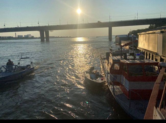 На Димитровском мосту на реке Обь столкнулись судно и баржа, в результате чего погибла женщина

Двое..