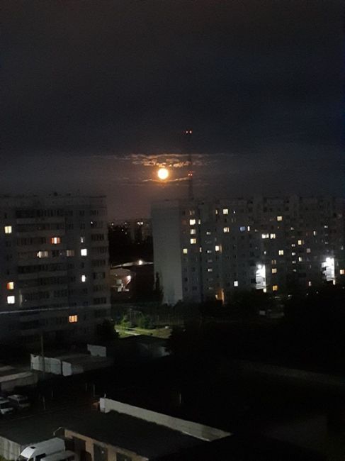В ночь с 22 на 23 июня омичи засняли необычное полнолуние. 

Огромный лунный диск оранжевого цвета повис над..