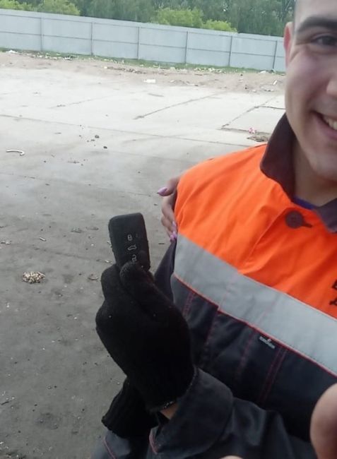 Омич копался в горе мусора ради ключа от своей машины

Молодой человек случайно выбросил ключи от машины в..