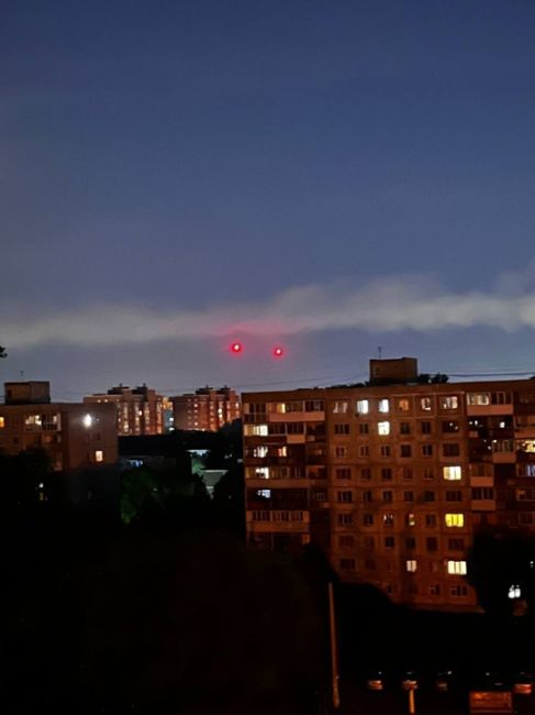 Жители Нефтяников сообщают о двух громких хлопках и появлении красных огоньков в небе. 

Кто ещё..