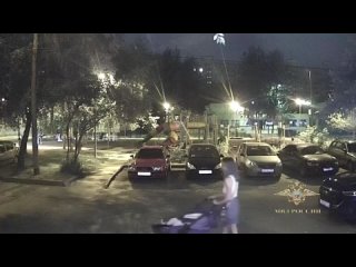 Жительница Москвы ночью забыла своего двухлетнего сына у подъезда.

Коляску с малышом нашли рядом с..