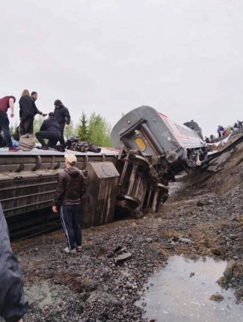 Вагоны поезда сошли с рельс в Коми.

У поезда, который шел по маршруту "Воркута - Новороссийск", с рельс сошли 9..