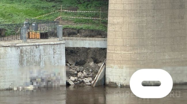 Еще одна напасть накрыла набережную реки Омь в центре Омска. Вдоль набережной под Комсомольским мостом..