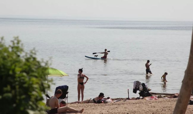 Бугринский пляж официально открыли в Новосибирске для купания. Об этом в понедельник, 3 июня, сообщил глава..
