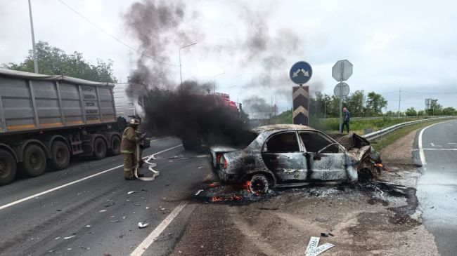 В Самарской области из-за ДТП вспыхнула легковушка 28 июня 

Легковушка врезалась в отбойник 

В Красноярском..