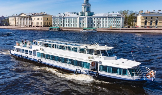 В июне в Санкт-Петербурге прогулка на кораблике по рекам, каналам и Финскому заливу доступна со скидкой до..