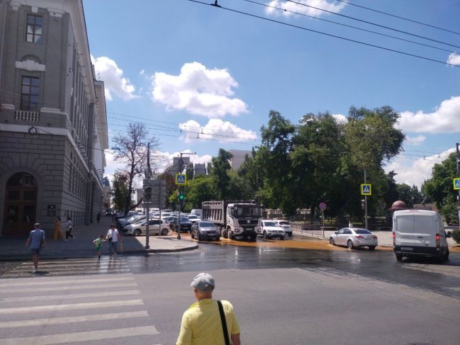 В центре Ростова случился прорыв ржавой воды. Подтопило только что отремонтированный проспект Соколова и..