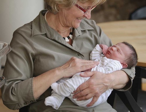 Донские врачи помогли 56-летней пациентке впервые стать мамой 🤱
⠀
Ребенок появился на свет с помощью..