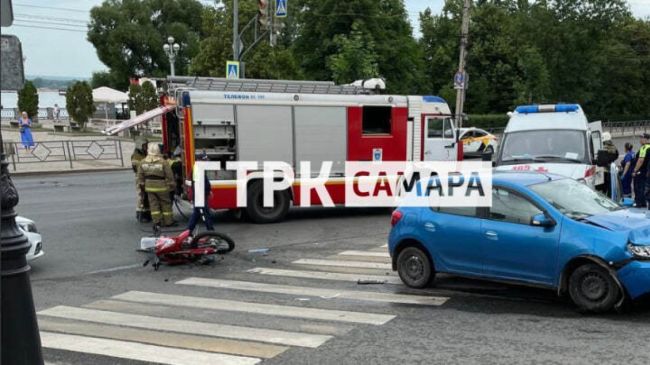 В центре Самары 18 июня спасали искалеченного мотоциклиста 

На место прибыли пожарные и медики 

Авария..