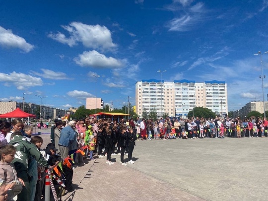 В городах Пермского края тоже отмечают День молодежи! В Добрянке на площади собралось много..