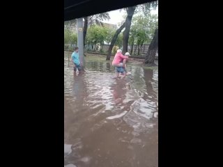 Водитель в Челябинске носил пассажиров на спине во время ливня, чтобы они не намочили ноги 😍

Во время..