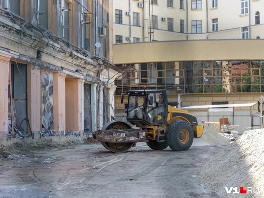 В Волгограде продолжается долгожданная реконструкция здания ЦУМа 👏😍

👷‍♂🚜 Центральный универмаг со..
