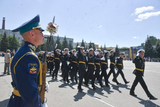 1,6 тысячи офицеров выпустилось из воронежской военно-воздушной академии имени Жуковского и..
