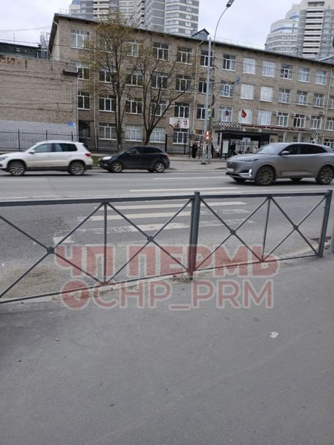 Пешеходный переход в забор на улице Чернышевского..