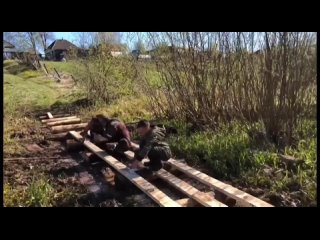 Молодцы какие! Школьники из Кунгурского округа села Калинино построили мост, чтобы быстрее добираться до..