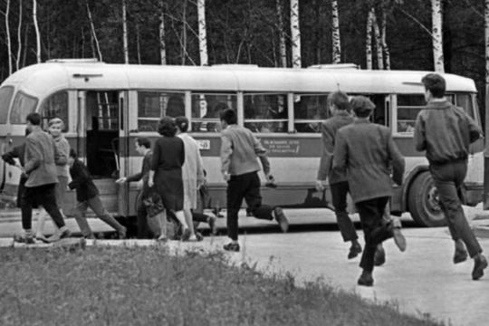 Если бы вы встретили автобус, которые едет в СССР, поехали бы? В какой бы год отправились и чтобы..