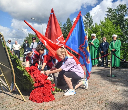 Сегодня, в День памяти и скорби, у мемориала «Скорбящая», почтили память героев войны минутой молчания,..