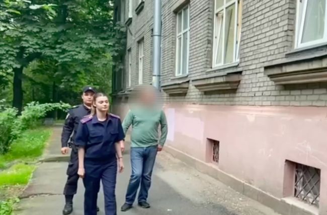 В Петербурге мигрант выбросил жену из окна шестого этажа

27-летнюю гражданку Узбекистана нашли в..