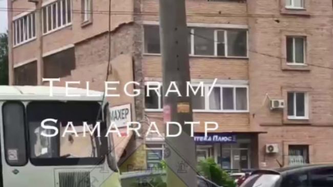 Опасная стена на пр Кирова в Самаре полностью рухнула 
Очевидцы засняли момент на видео 

16-этажный..
