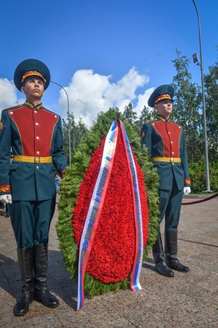 Сегодня, в День памяти и скорби, у мемориала «Скорбящая», почтили память героев войны минутой молчания,..