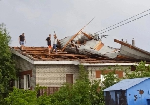 От подписчиков 

В Березниках сегодня тоже был ураган и даже посильнее. Там сдуло кровлю на доме,..