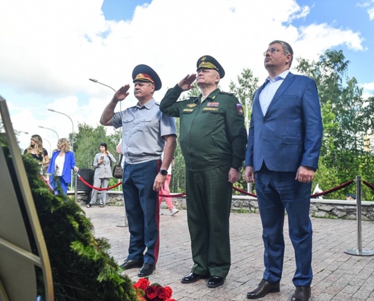 Сегодня, в День памяти и скорби, у мемориала «Скорбящая», почтили память героев войны минутой молчания,..