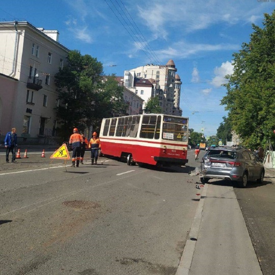 🚃На Савушкина трамвай сошел с рельсов и перекрыл дорогу 
 
Очевидцы сообщают, что трамвай «Аж вывернуло..