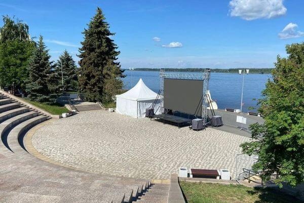 В Самаре для кинотеатра под открытым небом на набережной наняли охрану 

Посты будут работать с 1 по 31 августа..