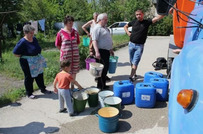 В Ростовской области помимо света стали отключать и воду.

Из-за «значительного разбора воды» ограничили..