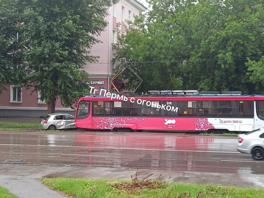 Возле ДК Солдатова столкнулись трамвай и автомобиль

Наверное трамвай не по своей ехал..