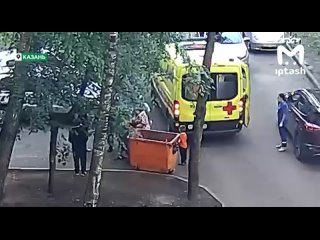 Четырёхлетняя девочка выпала из окна на Зорге в Казани. 
 
Всю в крови, малышку заметили подростки, которые..