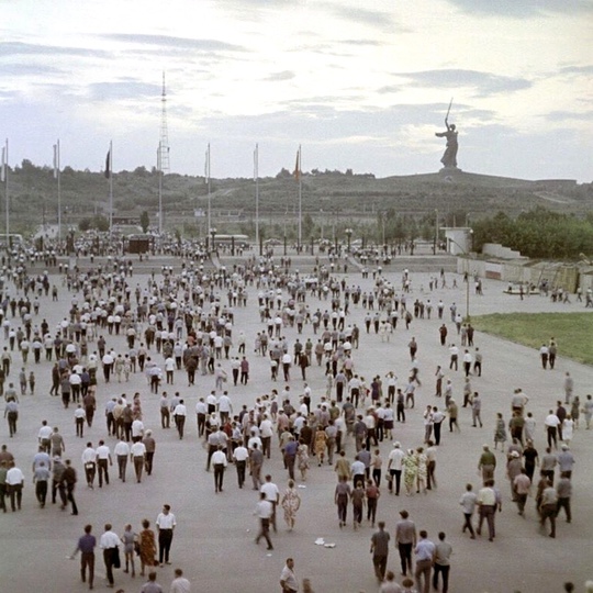 Вид на Мамаев курган со стороны Центрального стадиона в 1968 году 👏😍

Как вы думаете, куда и откуда идёт такое..