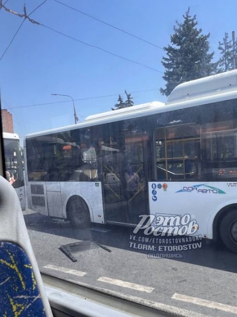 🚌  Два автобуса играли в гонки и столкнулись на Шолохова. У одного из них выпало..