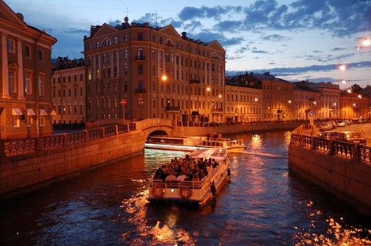 В Санкт-Петербурге запустили знаменитую ночную прогулку по рекам и каналам со скидкой в 50% всего лишь за 750..