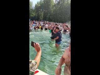 🗣️ В Автозаводском парке сегодня весело, там проходит День Рыбака. 

В главный фонтан запустили 100..