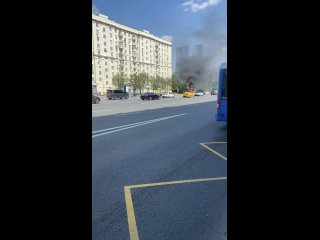 На Кутузовском проспекте горит поливальная машина. Нет, сама себя потушить не..