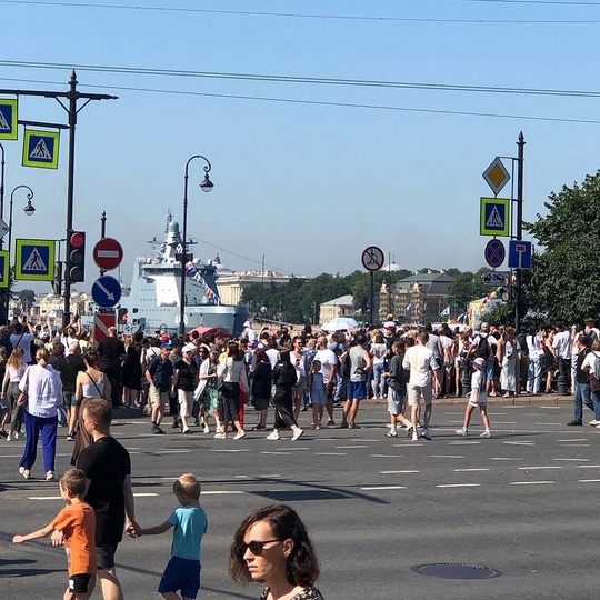Генеральная репетиция парада ВМФ проходит в Петербурге 
 
Разведены Литейный, Троицкий, Дворцовый и..