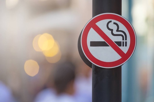 ⚡️В Госдуму РФ внесли проект о запрете курения на остановках общественного транспорта и территории в 5 м от..