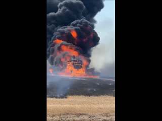 🔥 Эпичный пожар дня: в Пролетарском районе дотла сгорел комбайн. 

Это была мощная зерноуборочная машина..
