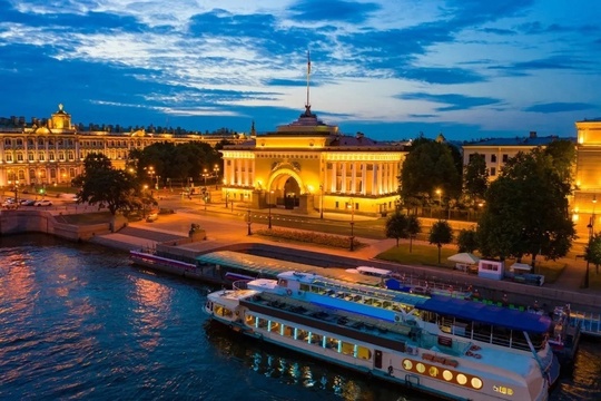 В Санкт-Петербурге теперь доступны захватывающие прогулки на теплоходе по рекам и каналам всего за 400..