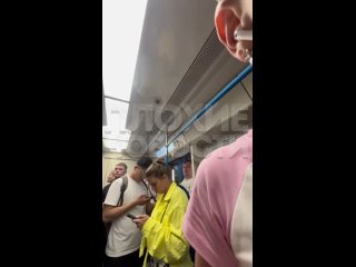 Ненормальная лексика 18+

В московском метро мужчина угрожал девушке с короткими волосами: он требовал, чтобы..