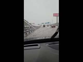 Во многих районах Москвы прошел сильный ливень, местами дороги и дворы затопило.

На МКАДе воды настолько..
