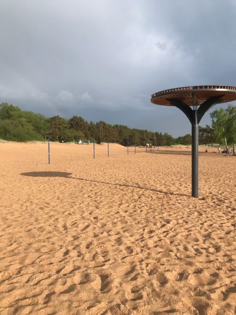 Новая защита от солнца и дождя на пляже Ласковом в Курортном районе — за каждый такой «зонт» заплатили из..