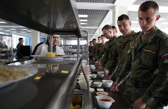 Наряду с этим выяснилось, что военнослужащих в Ростовской области кормили опасной пищей.

Как сообщили в..