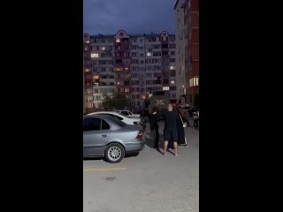 Неизвестные захватили квартиру в жилом доме в Каспийске и угрожают взрывом, — СМИ. 
 
Об этом сообщают..