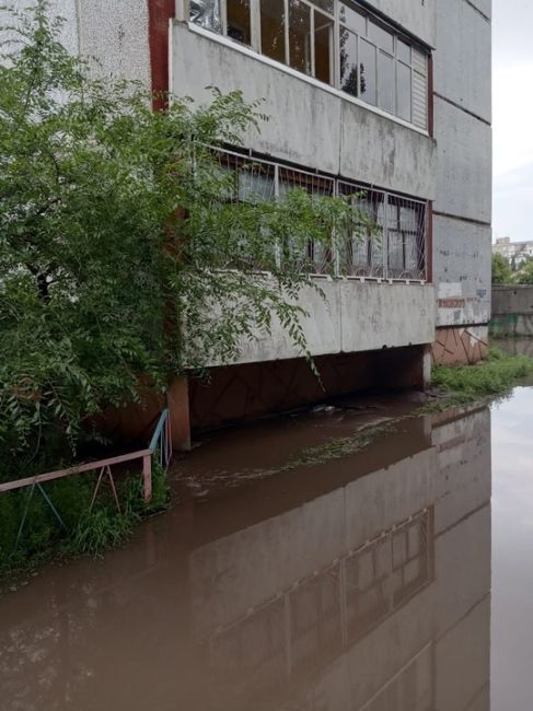 На Телевизионке по ул. Жуковского 33/2 из-за частых ливней, образовались провалы у многоэтажного дома, вода с..