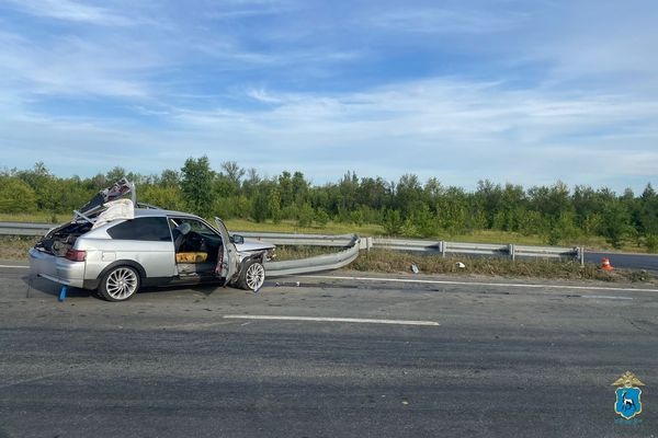 В Самарской области легковушка врезалась в дорожное ограждение, пассажир госпитализирован 

ДТП произошло..